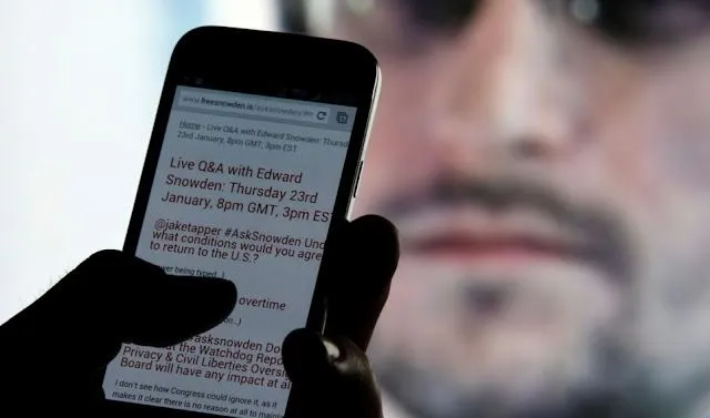 Edward Snowden: “Smartphones Can Be Easily Hacked With Just 1 Text Message”